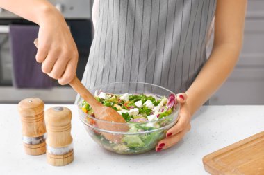 Masada taze salata hazırlayan kadın, closeup