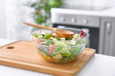 Mutfakta masada taze salata ile Bowl