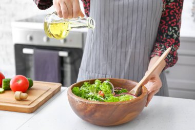 Masada taze salata hazırlayan kadın, closeup