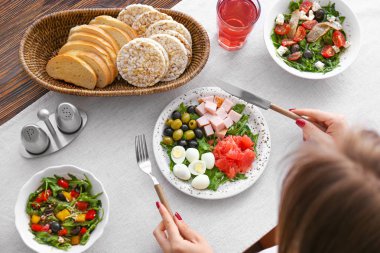 Masada taze salata yiyen kadın, en iyi manzara