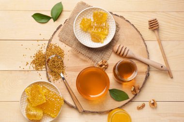 Ahşap masa üzerinde tatlı bal ile kompozisyon