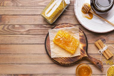 Ahşap masa üzerinde tatlı bal ile kompozisyon