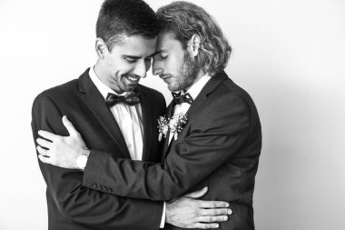 Onların düğün gününde mutlu eşcinsel çiftin siyah beyaz portre