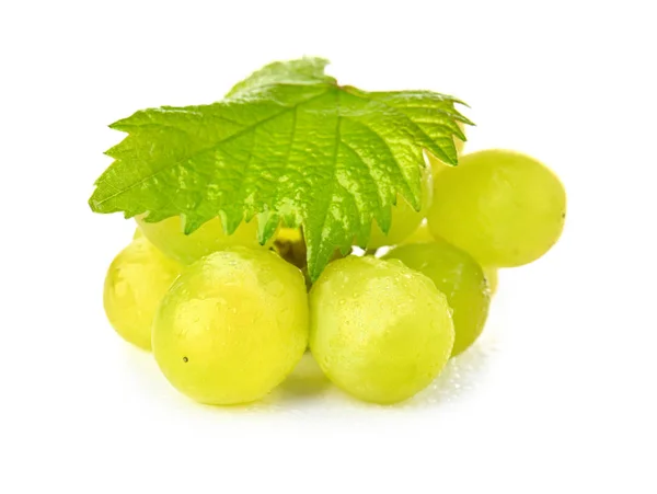 Uvas dulces maduras sobre fondo blanco —  Fotos de Stock