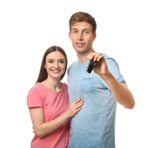 Feliz joven pareja con llave de coche nuevo sobre fondo blanco — Foto de Stock