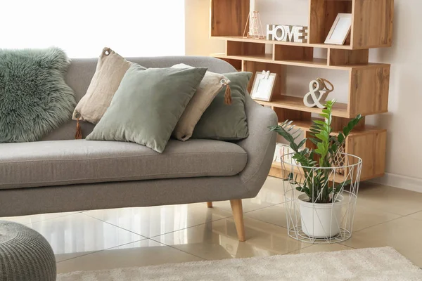 Interieur des schönen modernen Zimmers mit bequemem Sofa — Stockfoto