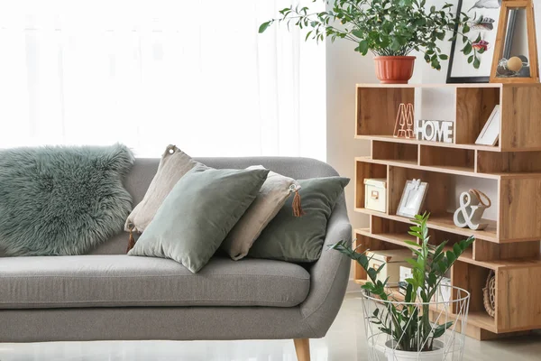 Belső tér modern, a szoba kényelmes kanapéval — Stock Fotó