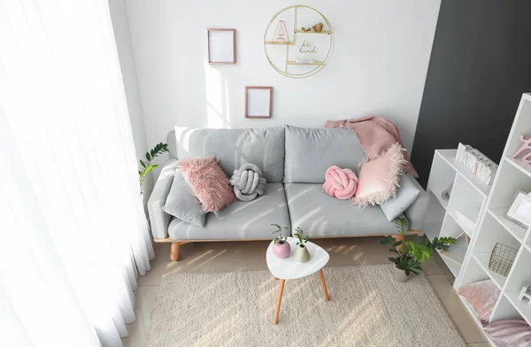 Интерьер красивого современного номера с удобным диваном — стоковое фото