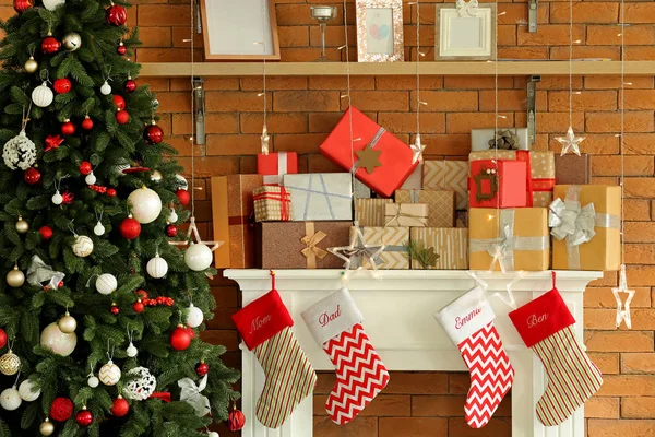 Gyönyörű karácsonyi ajándékok a kandalló a szobában — Stock Fotó