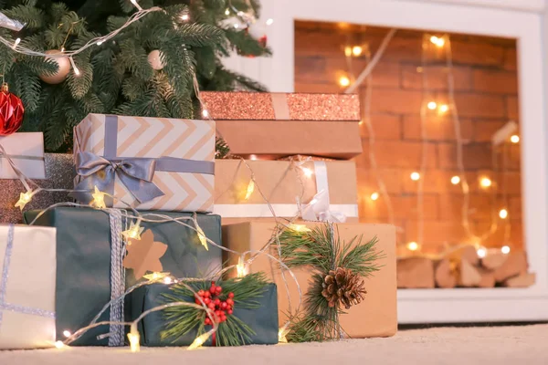 部屋の床にモミの木の下で美しいクリスマスプレゼント — ストック写真