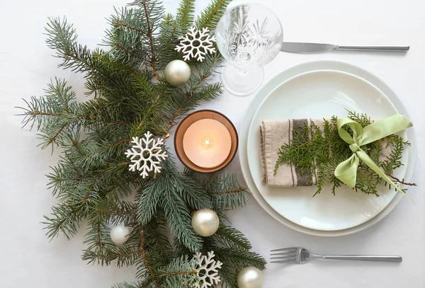 Schöne weihnachtliche Tischdekoration auf weißem Hintergrund — Stockfoto