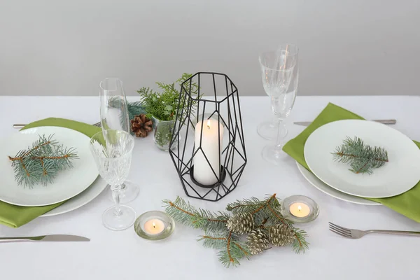 圣诞晚餐提供美丽的餐桌设置 — 图库照片