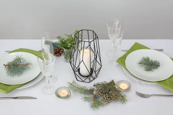 Bella tavola apparecchiata servita per la cena di Natale — Foto Stock