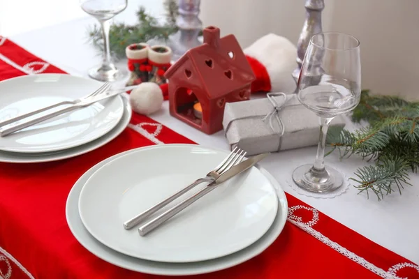 Mooie tafel setting geserveerd voor het kerstdiner — Stockfoto