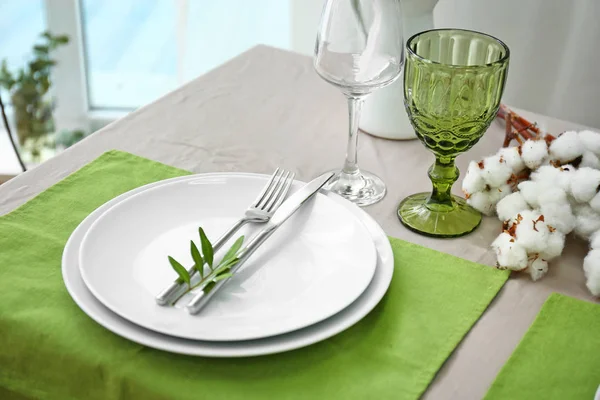 Prachtige tafelopstelling met bloemdecoratie — Stockfoto
