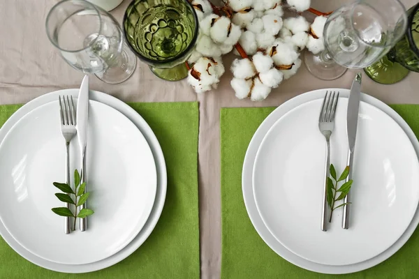 Mooie tafel setting met florale decor op grijze achtergrond — Stockfoto