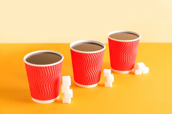Чашки свіжої колі та цукру на кольоровому фоні — стокове фото