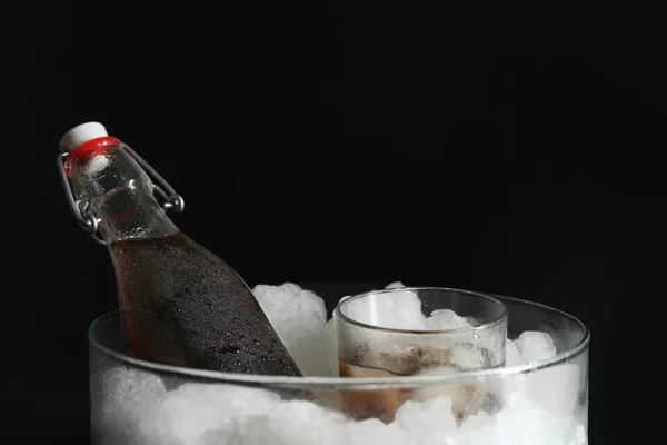 Färsk Cola med is på mörk bakgrund — Stockfoto