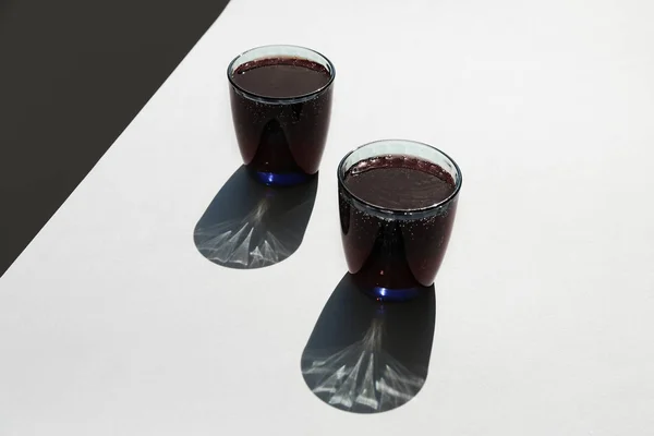 Copos de cola fresca na mesa branca — Fotografia de Stock