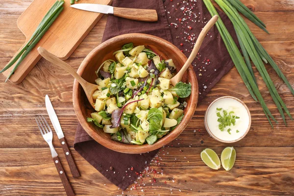 Tigela com salada saborosa na mesa — Fotografia de Stock