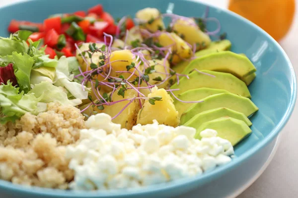 Salade savoureuse sur assiette, gros plan — Photo