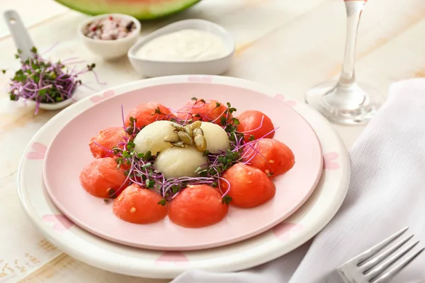 Plattan med välsmakande sallad på bordet — Stockfoto