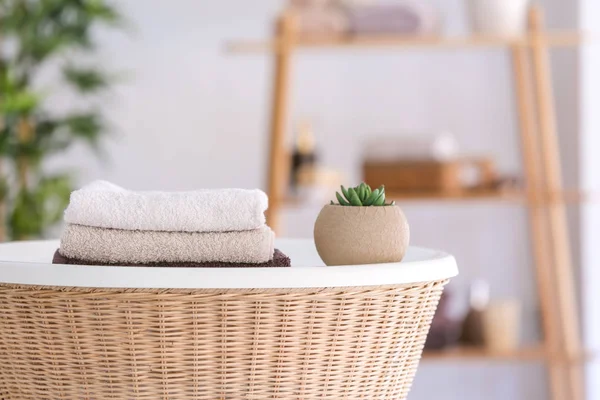浴室桌子上的柔软干净的毛巾 — 图库照片