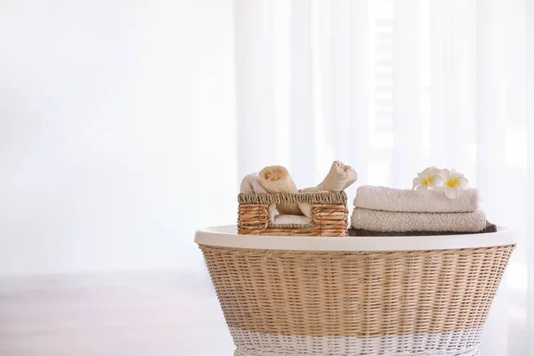 Мягкие чистые полотенца с принадлежностями на столе в ванной — стоковое фото