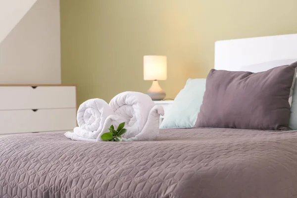 침대에 달팽이 모양으로 압연 부드러운 깨끗한 수건 — 스톡 사진