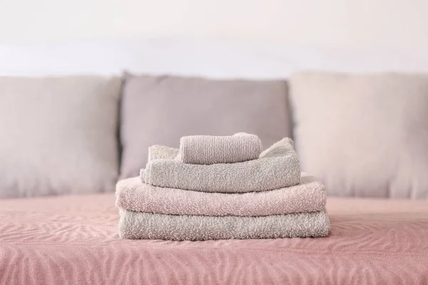 Απαλές καθαρές πετσέτες στο κρεβάτι — Φωτογραφία Αρχείου