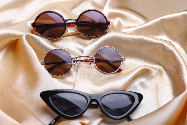 Verschiedene stylische Sonnenbrillen auf farbigem Hintergrund — Stockfoto