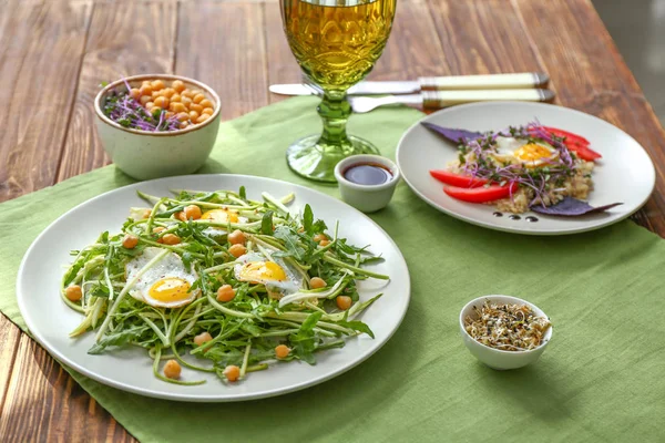 Тарелки с вкусными салатами на столе — стоковое фото