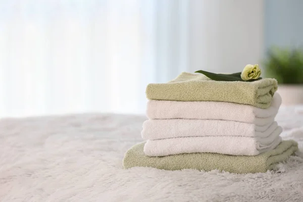 침대에 깨끗 한 수건의 스택 — 스톡 사진