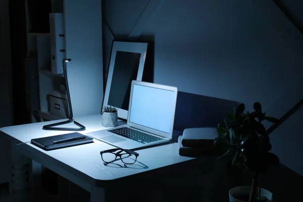 Nowoczesne miejsce pracy z laptopem wieczorem — Zdjęcie stockowe