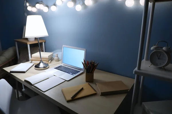 Local de trabalho moderno com laptop à noite — Fotografia de Stock