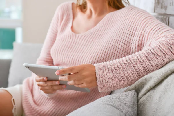 Kobieta z nowoczesnym komputerze typu Tablet w domu, zbliżenie — Zdjęcie stockowe