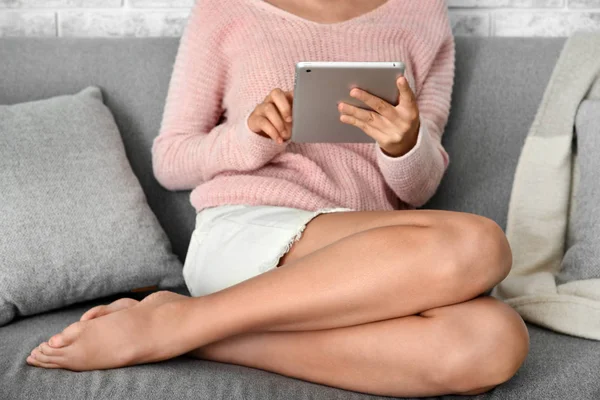 Žena s moderním tabletovým počítačem doma, uzavřena — Stock fotografie