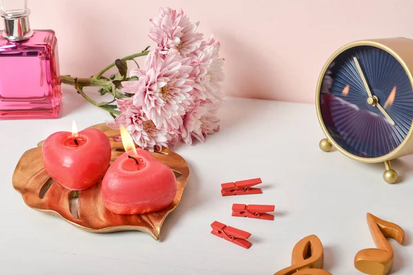 시계 시계, 꽃과 테이블에 향수의 병 아름 다운 굽기 촛불 — 스톡 사진
