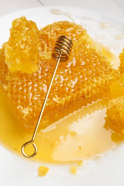 Peines de miel fresca y cazo en el plato, primer plano —  Fotos de Stock