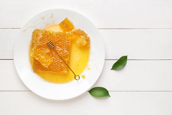 Πλάκα με χτένες με μέλι σε λευκό ξύλινο φόντο — Φωτογραφία Αρχείου