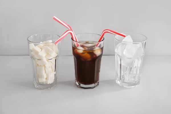 轻便桌上装有可乐、糖和冰的玻璃杯 — 图库照片