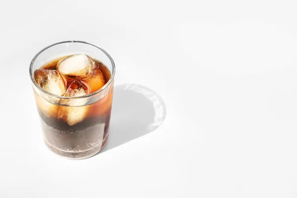 Glas kalte Cola auf hellem Hintergrund — Stockfoto