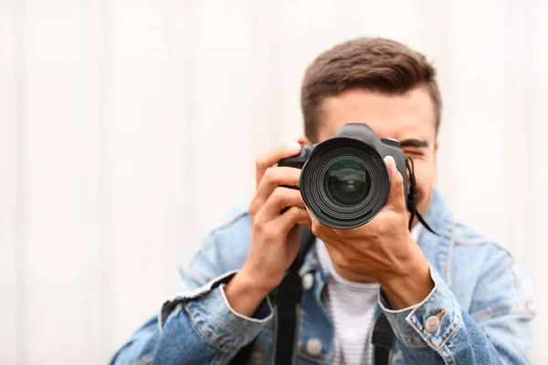 Νέος άντρας φωτογράφος με κάμερα σε εξωτερικούς χώρους — Φωτογραφία Αρχείου