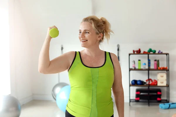 Lichaam positieve vrouw training in Gym — Stockfoto