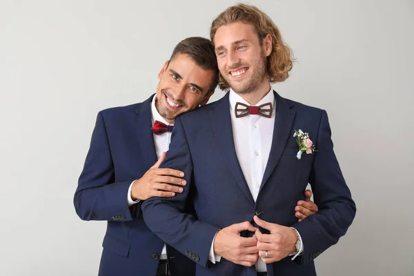 Portrét šťastného gay páru v den jejich svatby s lehkým pozadím — Stock fotografie