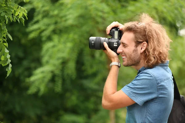 Kamera açık havada genç erkek fotoğrafçı — Stok fotoğraf