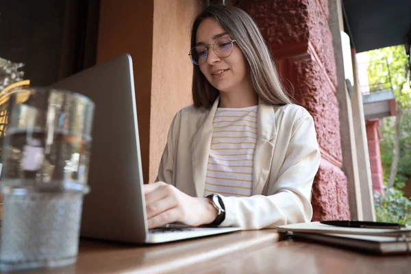 Young woman with laptop in cafe — Stock Photo, Image