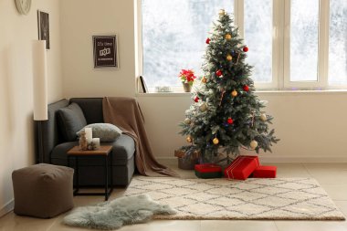 Noel için dekore edilmiş güzel oturma odasının içi.