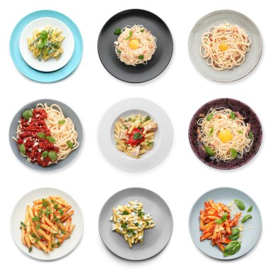 Beyaz arka planda farklı lezzetli makarna