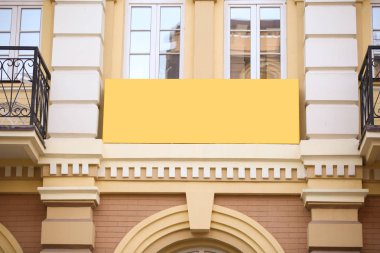 Binanın cephesinde büyük boş tabela